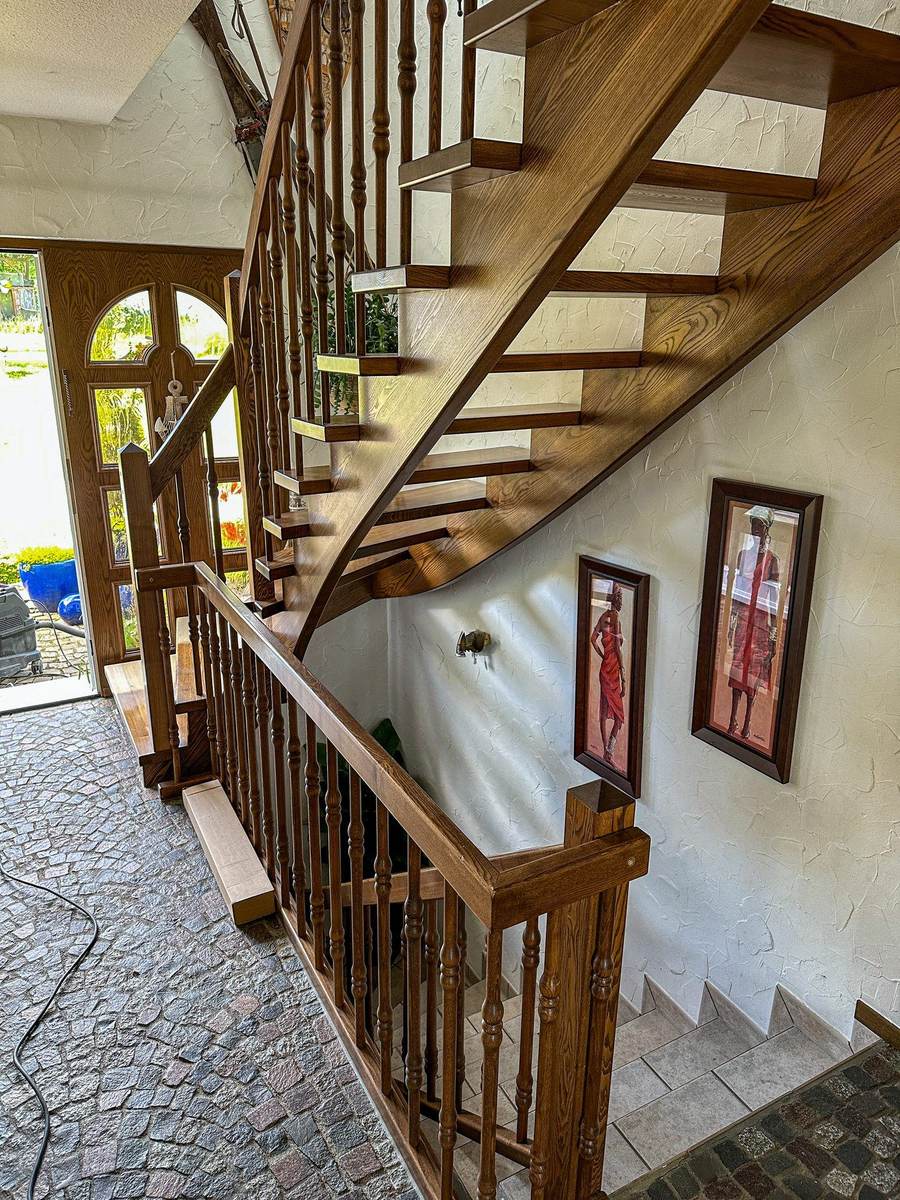 Aufgearbeitete Massivholztreppe mit gedrechseltem Geländer