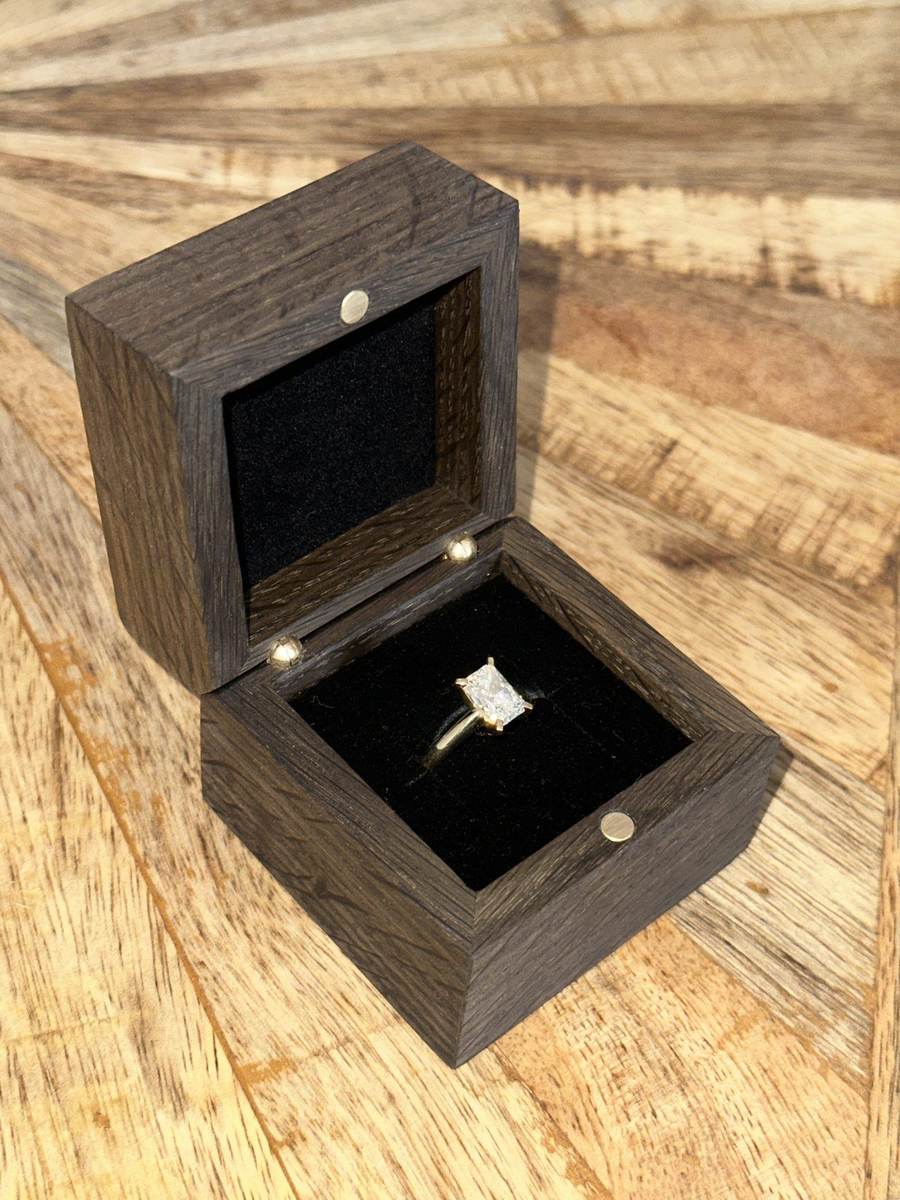 Ringschatulle aus Mooreiche mit Messingscharnieren